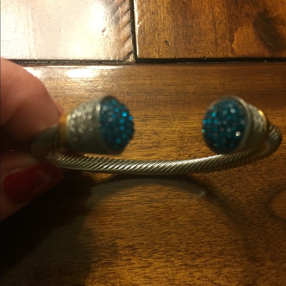 Twisted bangle with turquoise Swarovski elements - Picture 2 of 3